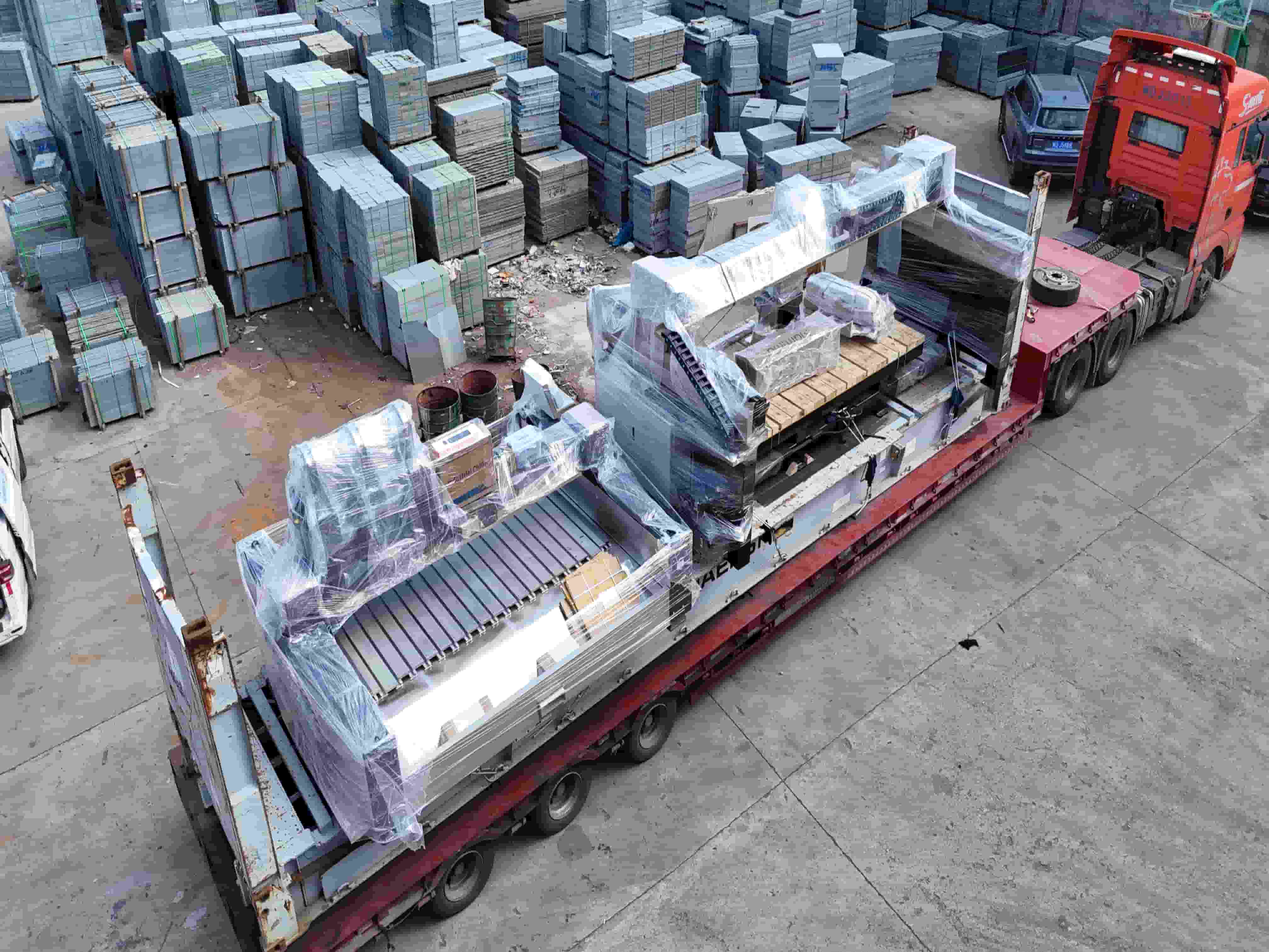 A Jinzuan entrega à Espanha uma máquina de corte de ponte de 5 eixos e uma máquina de gravação de 3 cabeças, estabelecendo novos padrões para o processamento de pedra.