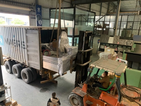 Impulsionando a produção de pedra na Malásia: Duas máquinas Jinzuan 1515T-1D entregues para gravação de alta precisão e rendimento.