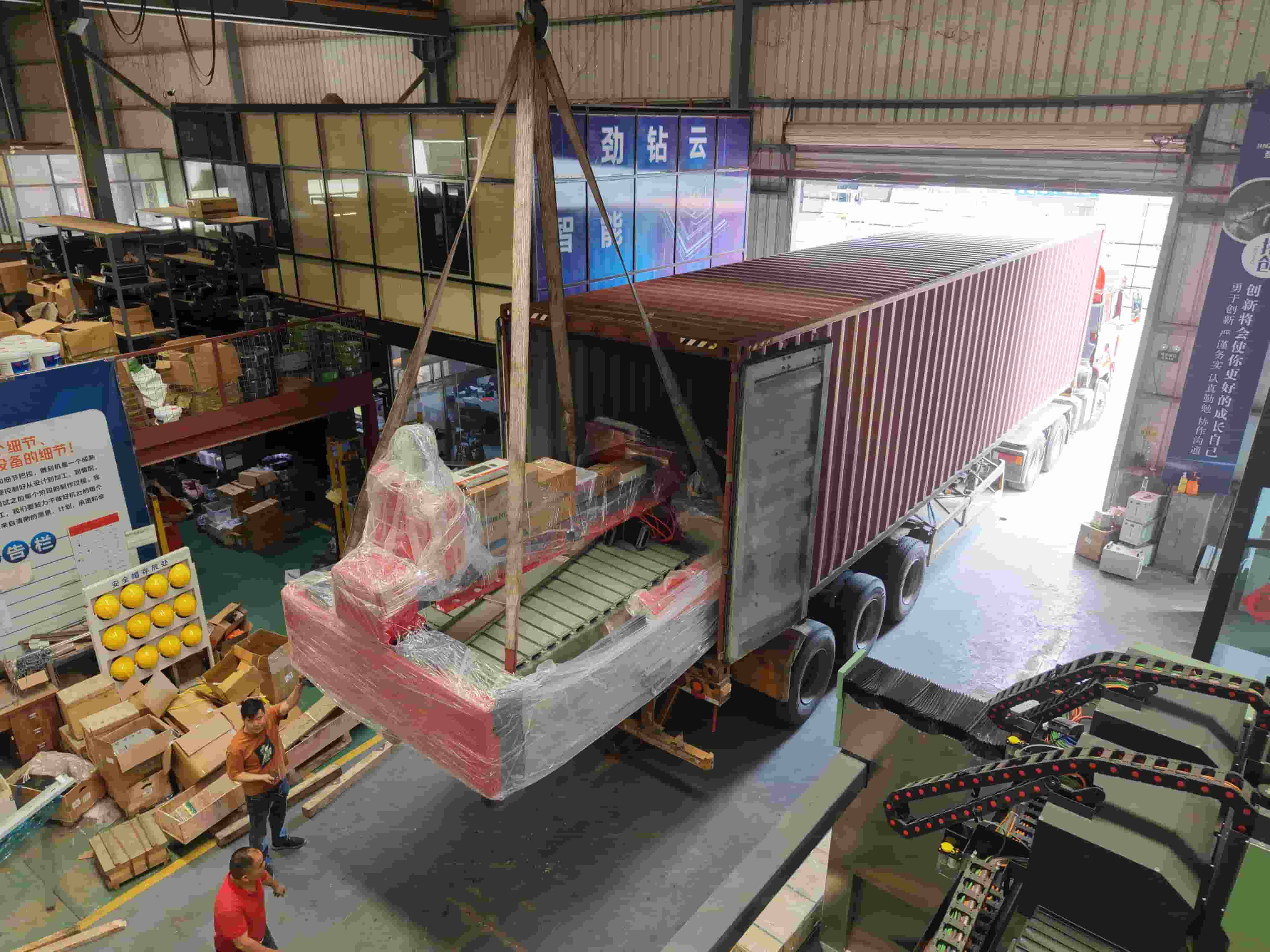 Um novo lote de máquinas CNC para usinagem de pedra está a caminho da Europa.