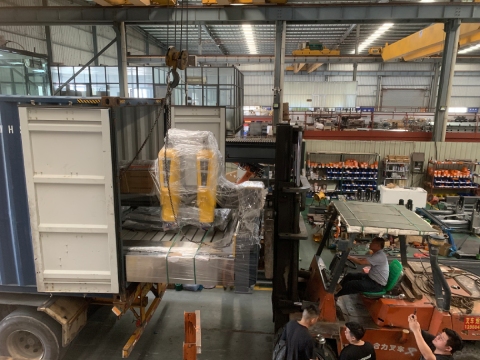 Duas remessas, dois países, uma inovação por trás de cada pedra CNC.