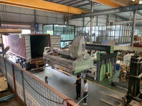 Atualização sobre os envios de julho: Duas máquinas CNC para pedra foram entregues com sucesso no Vietnã.